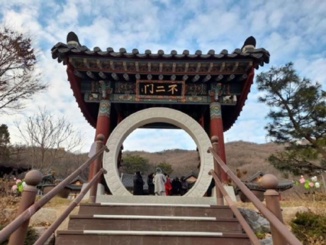 불이문에서 사찰안내하시는 지도법사스님_0.jpg 이미지